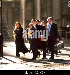 Les travailleurs de la ville à l'extérieur de la Lloyds London England UK Banque D'Images