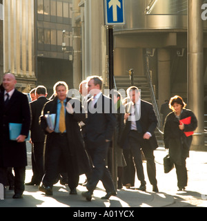 Les travailleurs de la ville à l'extérieur de la Lloyds London England UK Banque D'Images