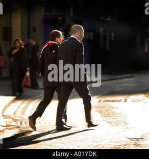 Les travailleurs de la ville à l'extérieur de la Lloyds London England UK Banque D'Images