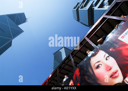 Tramway de Hong Kong avec l'affiche publicitaire et gratte-ciel du quartier central de Hong Kong Banque D'Images