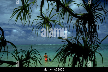 Snorkler patauge dans la mer à Laura Beach sur l'atoll de Majuro dans la République des Îles Marshall Micronésie Banque D'Images