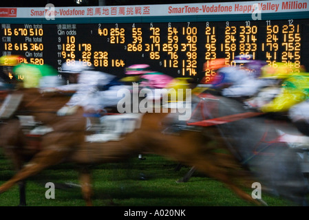 Course de chevaux grand passé au cours de bord course à l'hippodrome de Happy Valley à Hong Kong Banque D'Images