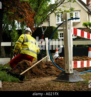 Ingénieur de l'eau creuser le trou de l'Angleterre. Pas d'autorisation nécessaire.en vue de dos signifie l'homme est méconnaissable Banque D'Images