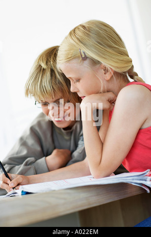 Frère et soeur à faire des devoirs at home Banque D'Images