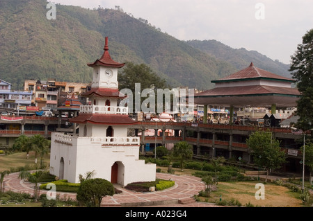 Tour d'horloge blanche à Indira Market Square Mandi Himachal Pradesh India, avec architecture traditionnelle et vue sur la montagne. Banque D'Images