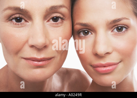 Deux belles femmes, de différents âges Banque D'Images