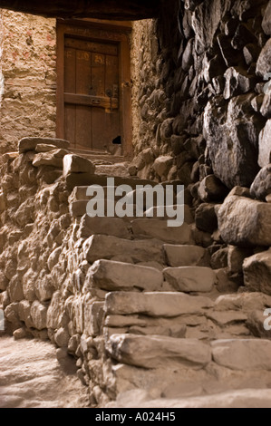 Étroit passage rocheux médiéval et marches en pierre dans la vieille ville de Leh Ladakh Jammu Kashmir Inde. Banque D'Images