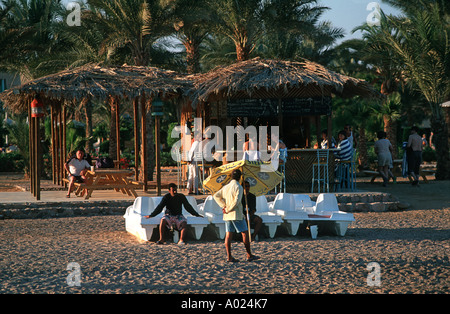 Le personnel égyptien à la station côtière de Nuweiba à après la zone de la plage et de l'Égypte de l'équipement de sports nautiques Banque D'Images