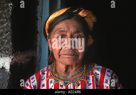 Femme âgée de San Lucas Toliman portant le style distinctif de chemisier Maya comme porté dans sa communauté au Guatemala Banque D'Images