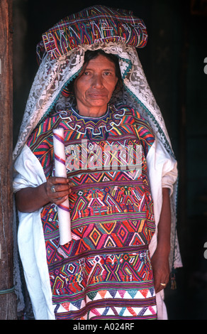 Femme Maya Ixil en pleine tenue de cérémonie épouse du chef d'une confrérie religieuse appelée cofradia Nebaj Guatemala Banque D'Images