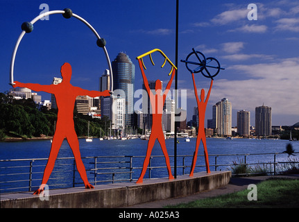 Vue de jour de l'horizon et art sculpture le long de la rivière Brisbane Brisbane Australie Banque D'Images