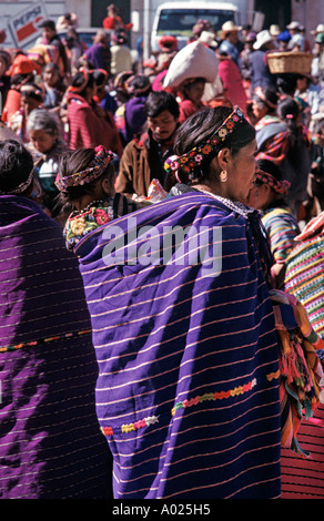 Les femmes mayas au marché dans des châles Zunil nr hautes terres du Guatemala Quezaltenango Banque D'Images