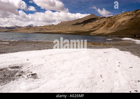 Vue panoramique sur le lac saumâtre de haute altitude Tso Kar dans la région montagneuse de Rupshu, Ladakh, Jammu-et-Cachemire, Inde. Banque D'Images