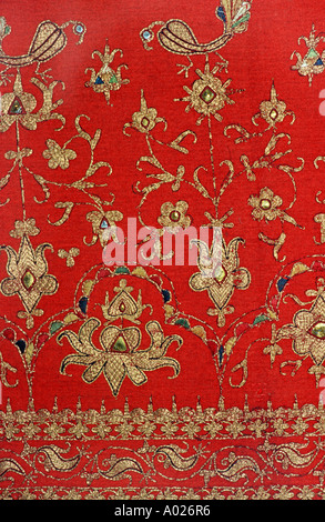 Textiles tissés et brodés avec des fils d'or sur un groundcloth rouge Sumatra Indonésie Asie du sud-est Banque D'Images