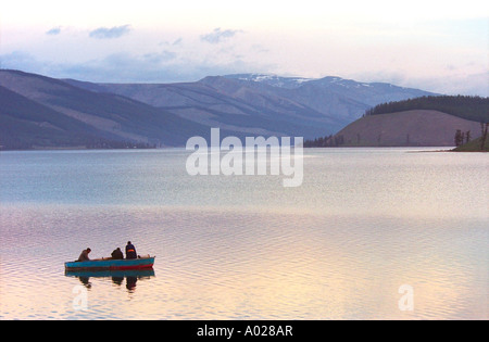 Les pêcheurs en bateau. Lac Khuvsgul. Khatgal somon (village). La Mongolie du Nord Banque D'Images