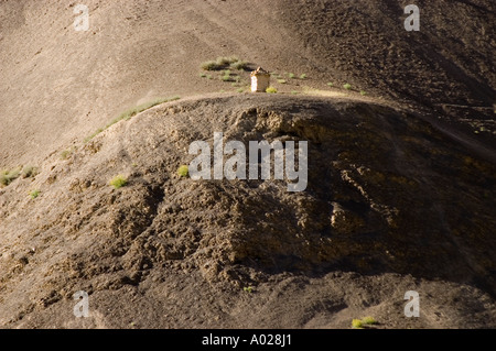 Pittoresque vieux stupa en pierre seul sur une petite colline à Lamayuru, Ladakh, Jammu Cachemire, Inde. Un monument spirituel solitaire dans un paysage de montagne aride. Banque D'Images
