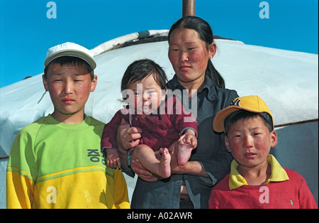 Maman avec ses trois enfants près de national 3 habitation mongole yourte ou ger. Delger Moron rivière à proximité. Khuvsgul aimag (bauvin Banque D'Images