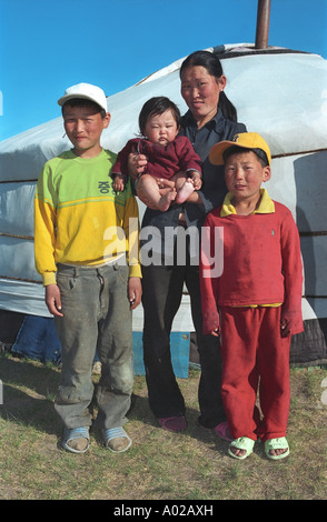 Maman avec ses trois enfants près de national 3 habitation mongole yourte ou ger. Delger Moron rivière à proximité. Khuvsgul aimag (bauvin Banque D'Images