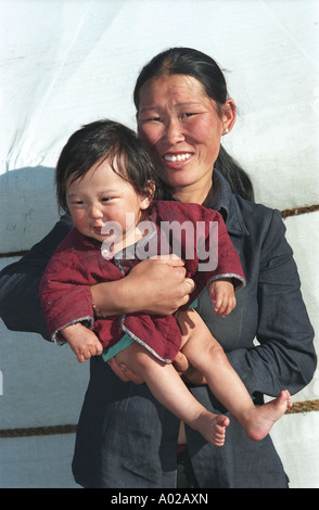 Mère avec bébé près de national d'habitation ou d'une yourte mongole ger. Delger Moron rivière à proximité. Khuvsgul aimag (province). Mongo du nord Banque D'Images