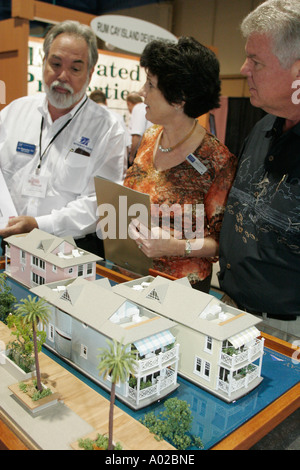 Miami Florida,Coconut Grove,Centre des congrès,centre,vitrine immobilière,agent,acheteurs,maisons modèles bateaux,visiteurs voyage touristique Banque D'Images