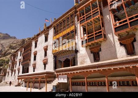 Monastère de Hemis au Ladakh, Jammu-et-Cachemire, Inde. Architecture bouddhiste traditionnelle avec balcons en bois, roues à prières et toile de fond de montagne. Banque D'Images