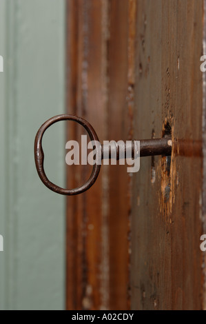 Détail de l'ancienne clé de métal dans la serrure de porte en bois de chêne Banque D'Images