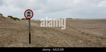 Panneau d'avertissement pas de voitures et de motos sur le sable doux dangereuses à Ynyslas nature reserve West Wales coast UK Banque D'Images