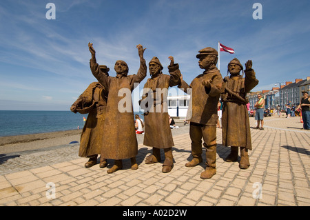 Les amuseurs de rue Strangelings effectuer le déplacement des statues de bronze sur la promenade maritime d'Aberystwyth, Pays de Galles, Royaume-Uni Banque D'Images