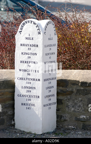 Jalon ancien peint en blanc juste à l'extérieur du pays de Galles, Aberystwyth montrant distance à Londres, Bristol Hereford et beaucoup d'autres villes Banque D'Images