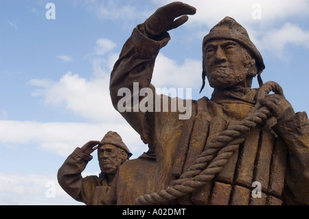 Les amuseurs de rue Strangelings effectuer le déplacement des statues de bronze sur la promenade maritime d'Aberystwyth Banque D'Images