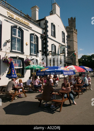 Des gens assis à des tables à l'extérieur de l''Anglesey pub près du château de Caernarfon Gwynedd le Snowdonia National Park North Wales UK Banque D'Images