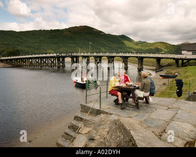 Sur la rivière Mawddach Penmaenpool près de Dolgellau gwynedd le parc national de Snowdonia au nord du Pays de Galles après-midi d'été, paysage, UK Banque D'Images