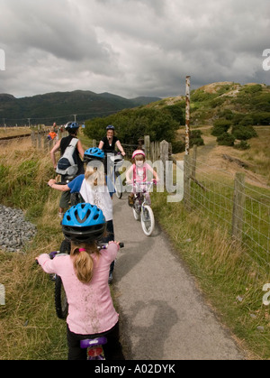 Les gens du vélo le long du sentier de randonnée à vélo entre mawddach et Dolgellau Barmouth, Gwynedd au nord du Pays de Galles, après-midi d'été Banque D'Images