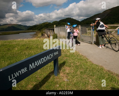 Une famille à vélo la mawddach trail randonnée à vélo entre et Dolgellau Barmouth, Gwynedd au nord du Pays de Galles, après-midi d'été, UK Banque D'Images