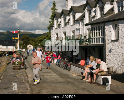 Hôtel George V Penmaenpool près de Dolgellau gwynedd - marche sur une ancienne ligne de chemin de fer, le paysage de l'après-midi d'été Banque D'Images