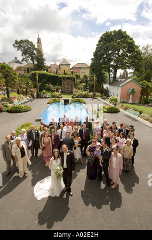 Mariée et le marié et les invités de mariage lors d'une cérémonie à Portmeirion village italianisant Gwynedd au nord du Pays de Galles Banque D'Images