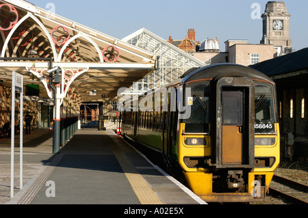 Diesel Arriva Trains sprinter class train à la gare d''Aberystwyth, Ceredigion tôt le matin de l'été Pays de Galles UK Banque D'Images