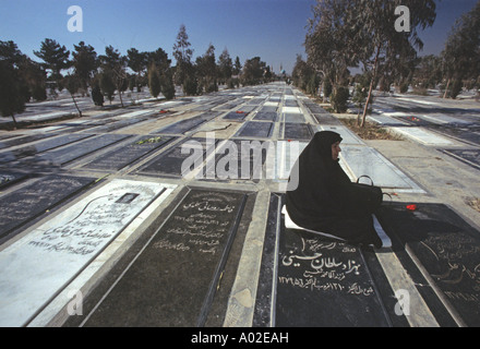 Femme pleure sur un être cher perdu en Iran Iraq War au cimetière, Téhéran, Iran Banque D'Images