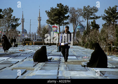 En deuil à l'Iran Iraq war cemetery à Téhéran Banque D'Images