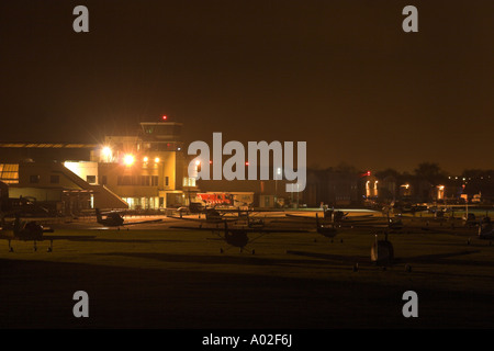 Shoreham (Brighton City) de l'aéroport la nuit. Banque D'Images