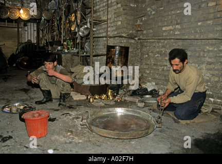 Les travailleurs de monter les plaques à l'atelier de métal, Shiraz, Iran Banque D'Images
