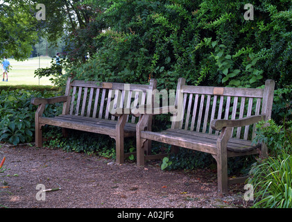 Des bancs dans le jardin botanique d'Oxford Banque D'Images