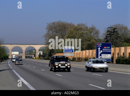 Les voitures qui circulent sur une route avec un pont voûté derrière, Aix En Provence, France Banque D'Images