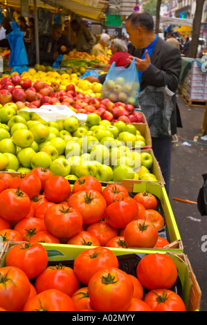 Les légumes au marché Barbes Paris France UE Banque D'Images