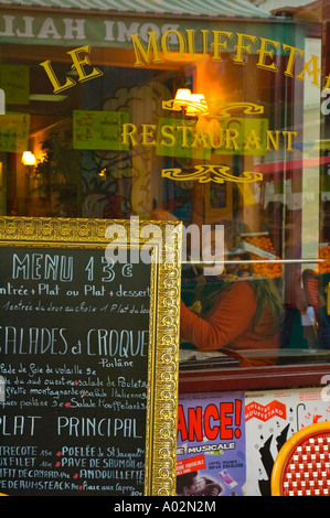 Restaurant fenêtre dans la rue Mouffetard à Paris la capitale de France UE Banque D'Images