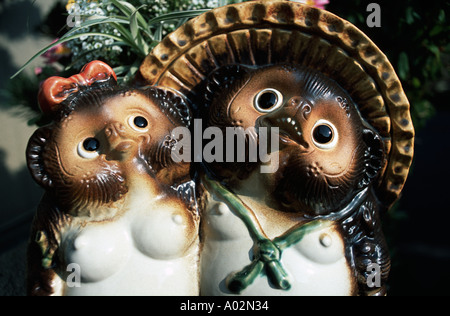 Tanuki japonais Takayama statues dans le folklore japonais Tanuki a une grande force physique et de pouvoirs surnaturels au Japon Banque D'Images