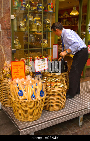 Magasin de vin dans la rue Mouffetard à Paris la capitale de France UE Banque D'Images