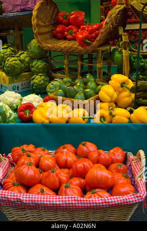 Marché couvert des Ternes sur rue Lebon dans le 17ème arrodissement de Paris la capitale de France UE Banque D'Images