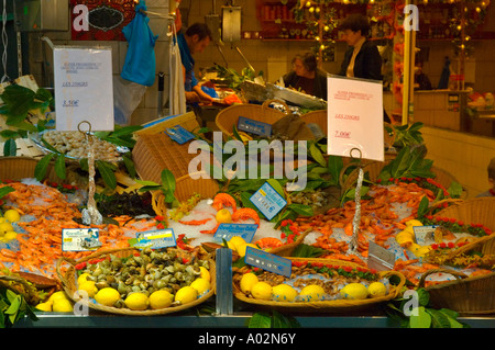 Marché couvert des Ternes sur rue Lebon dans le 17ème arrodissement de Paris la capitale de France UE Banque D'Images