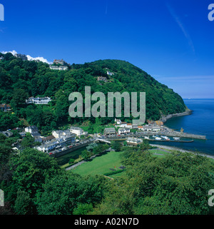 Vue d'été de l'Torrs à bas sur les petits bateaux près de l'embouchure de la rivière du Nord Port de Lynmouth Devon, Angleterre Banque D'Images